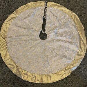 Elegant Gold and White Tree Skirt